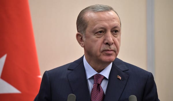 Der türkische Präsident Erdogan führt völkerrechtswidrige Militärschläge durch und verletzt massenhaft Menschenrechte.