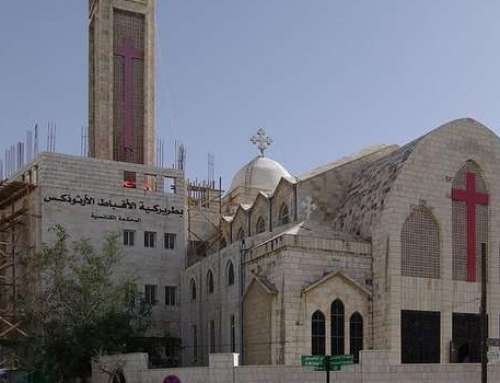 Junge Muslime schützen Kirchen als Zeichen für Zusammenhalt