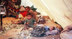 Eine fassungslose kurdische Familie in einem Flüchtlingslager nahe der türkisch-irakischen Grenze.