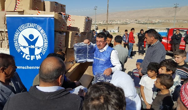 IGFM-Mitarbeiter Khalil Al-Rasho verteilt Hilfsgüter in Flüchtlingslagern im Nordirak