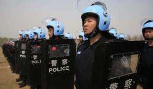 Chinesiche Polizisten in Formation