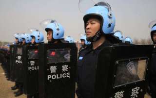 Chinesiche Polizisten in Formation