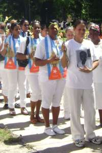 Die Damen in Weiß sind die international bekannteste Bürgerrechtsbewegung Kubas. Die „Damas de Blanco“ gründeten sich im Jahr 2003, als im sogenannten kubanischen „schwarzen Frühling“ 75 Bürgerrechtler und unabhängige Journalisten willkürlich verhaftet wurden.