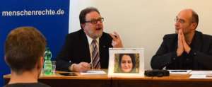 Frank Heinrich, MdB, CDU, zeigt ein Bild der iranischen Menschenrechtsaktivisten Atena Daeemi.