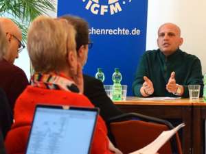 Mazyar Ebrahimi ist ein Folteropfer der Islamischen Republik Iran. Der Unternehmer wurde willkürlich verhaftet und beschuldigt einen iranischen Nuklearforscher ermordern zu wollen und Mossad-Agent zu sein.