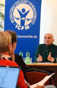 Mazyar Ebrahimi ist ein Folteropfer der Islamischen Republik Iran. Der Unternehmer wurde willkürlich verhaftet und beschuldigt einen iranischen Nuklearforscher ermordern zu wollen und Mossad-Agent zu sein.