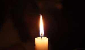 Eine Kerze leuchtet im Dunkeln und verstrahlt Hoffnung für Jose Daniel Ferrer.