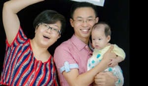 Qin Defu mit seiner Frau und seinem Kind.