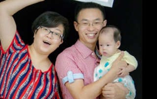 Qin Defu mit seiner Frau und seinem Kind.