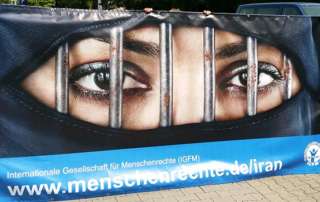 Seit Jahrzehnten werden Gewerkschafter, Demokratieaktivisten, Frauenrechtler, Homosexuelle und Angehörige religiöser Minderheiten schikaniert, verhaftet und sogar hingerichtet.
