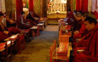 Tibetische Mönche feiern im Mai den heiligen buddhistischen Monat.