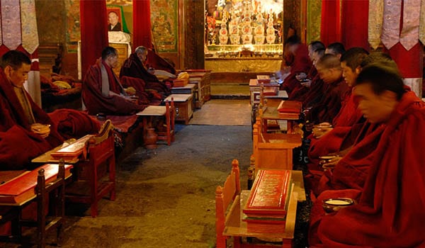 Tibetische Mönche feiern im Mai den heiligen buddhistischen Monat.