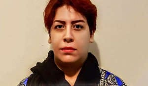 Die iranische Bürgerrechtsaktivistin Rezvaneh Ahmad Khan Beigi wurde während landesweiter Proteste infolge steigender Benzinpreise im November 2019 in ihrem Haus festgenommen.