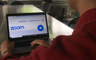 Zoom hat auf Anordnung der chinesischen Regierung die Übertragung von Online-Mahnwachen zum Massakergedenken beendet und Accounts von Bürgerrechtlern gelöscht.