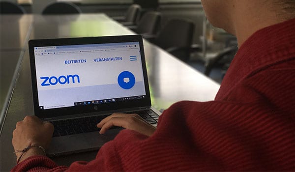 Zoom hat auf Anordnung der chinesischen Regierung die Übertragung von Online-Mahnwachen zum Massakergedenken beendet und Accounts von Bürgerrechtlern gelöscht.