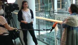 Die iranische Frauenrechtlerin Mansoureh Shojae im ZDF Interview.