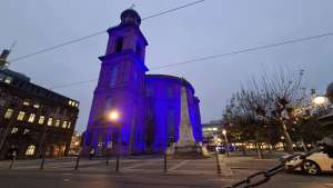 Die Paulskirche wurde blau erleuchtet um auf den Tag der Menschenrechte aufmerksam zu machen.
