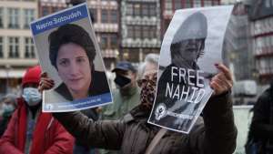 Anwesenden forderten Freiheit für Nasrin Sotoudeh und Nahid Taghavi, die im Iran festgehalten werden.