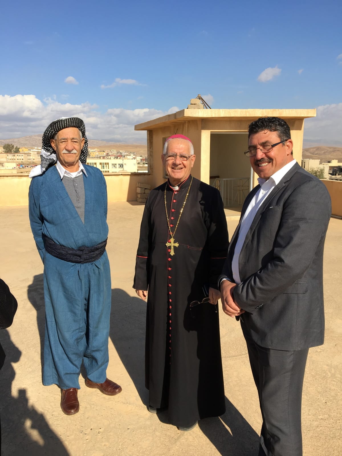 Khalil al Rasho, Leiter Humanitäre Hilfe bei der IGFM zu Besuch beim katholischen Bischof Mikhael Maqdassi von Alqosh