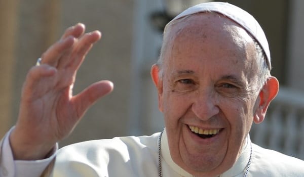 Papst Franziskus grüßt bei einer Reise die Menschen