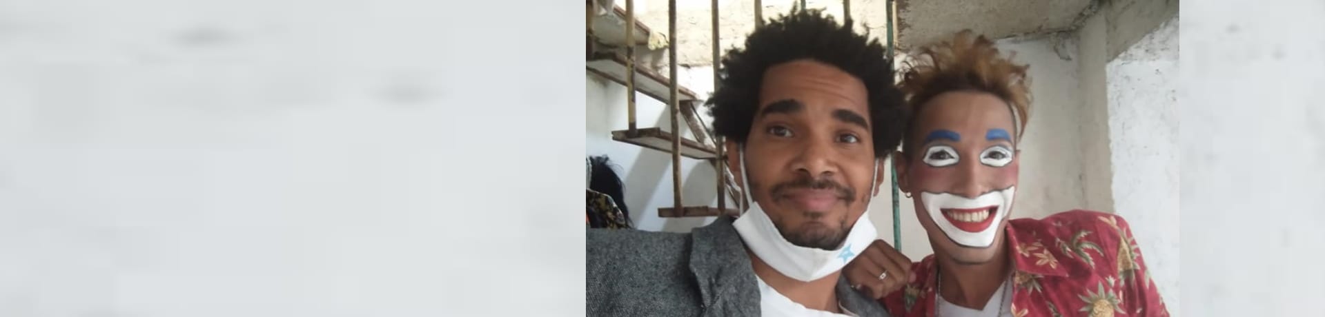 Der kubanische Künstler Luis Manuel Otero Alcántara wurde am Ostermontag im Stadtteil San Isidro in Havanna verhaftet. Er wollte Süßigkeiten an Kinder des Viertels verteilen und berichtete darüber live auf seinem Facebook-Account. Beamte der Staatssicherheit hatten die Kinder und Eltern nicht zum Haus der Künstlerbewegung „San Isidro“ durchgelassen und den Künstler anschließend zusammen mit dem als Clown kostümierten Manuel de la Cruz Pascual abgeführt.