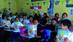 Maya-Kinder-mit-neuen-Schulbüchern