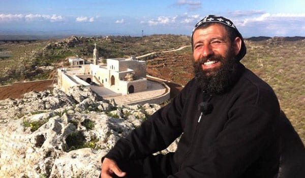 Der syrisch-assyrische Abt des Klosters Mor Jakub, Aho Bilecen, wurde am 7. April 2021 wegen angeblicher Kollaboration mit der kurdischen Arbeiterpartei PKK zu 25 Monaten Gefängnis verurteilt. Der Mönch aus der Region Tur Abdin hatte im September 2018 Durchreisenden Essen und eine Übernachtungsmöglichkeit in seinem Kloster gewährt. Das Urteil des Großen Strafgerichts von Mardin (Südosttürkei) gegen Aho Bilecen ist ein Beispiel für Gesinnungsjustiz, kritisiert Martin Lessenthin, Vorstandssprecher der Internationalen Gesellschaft für Menschenrechte (IGFM).