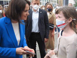 Swetlana Tichanowskaja im Gspräch mit einer Demonstrationsteilnehmerin.