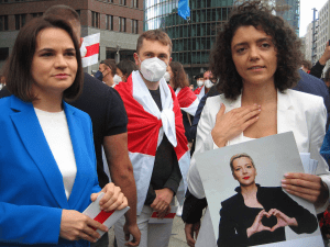 Swetlana Tichanowskaja und Tatjana Chomitsch (v.l.).
