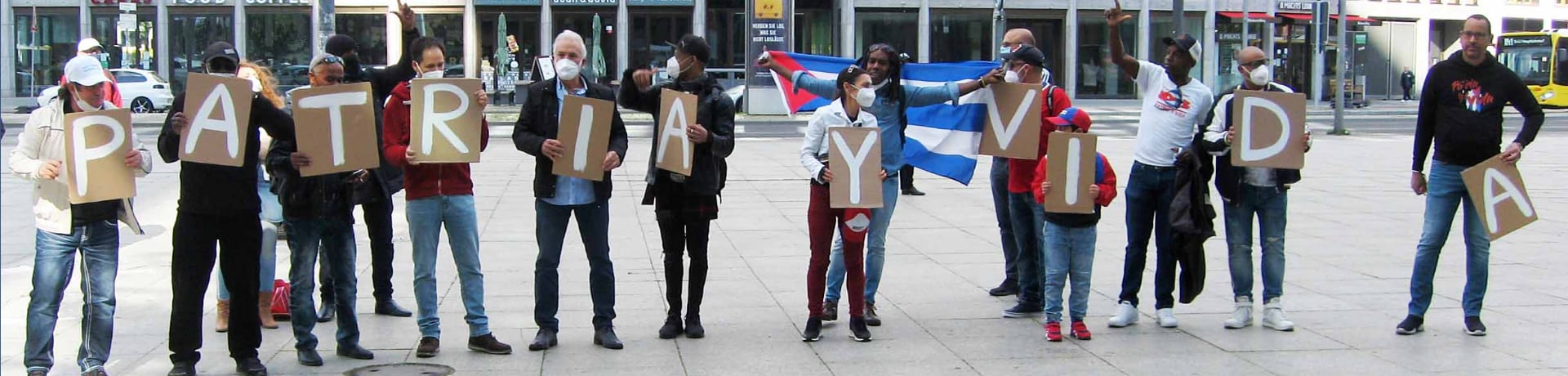 ExilKubaner protestieren in Berlin gegen das kommunistische Regime in ihrer Heimat unter dem Motto: "Freiehti für Kuba"