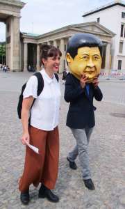 Sarah Schäfer von der Tibetinitiative zeigt Xi Jinping den Weg. Bild: Leh
