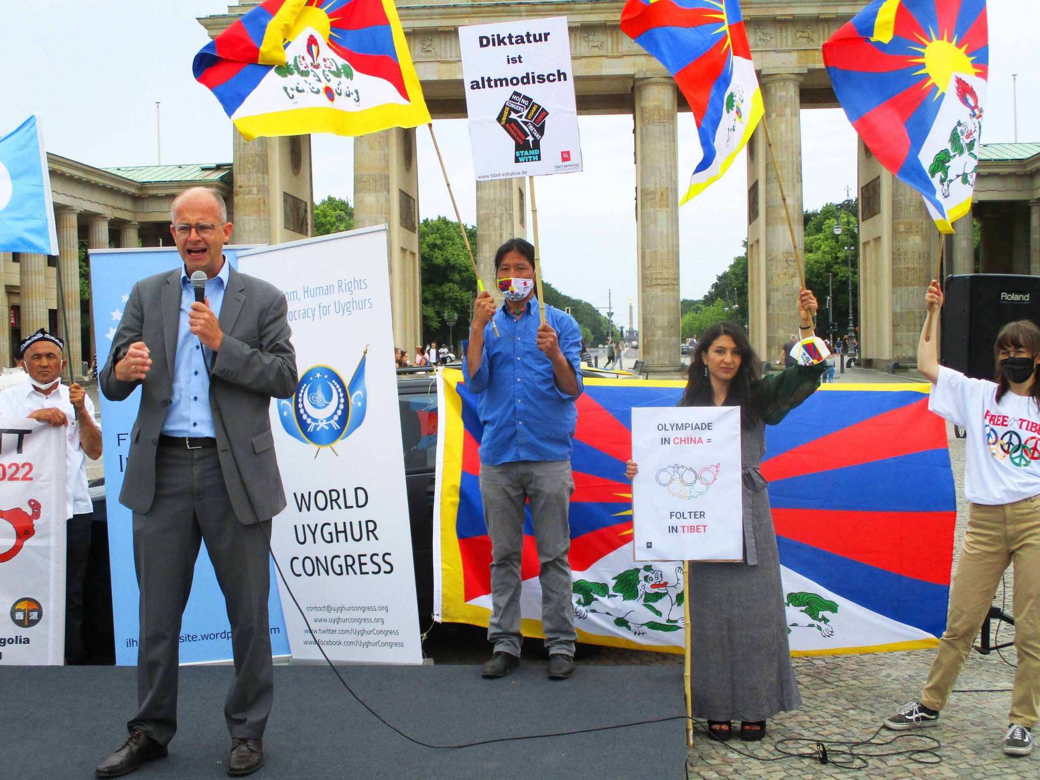 Michael Brand MdB auf dem Podium. Zweite von rechts: Die Geschäftsfüherin der Tibet-Initiative, Tenzyn Zöchbauer. Bild:Leh