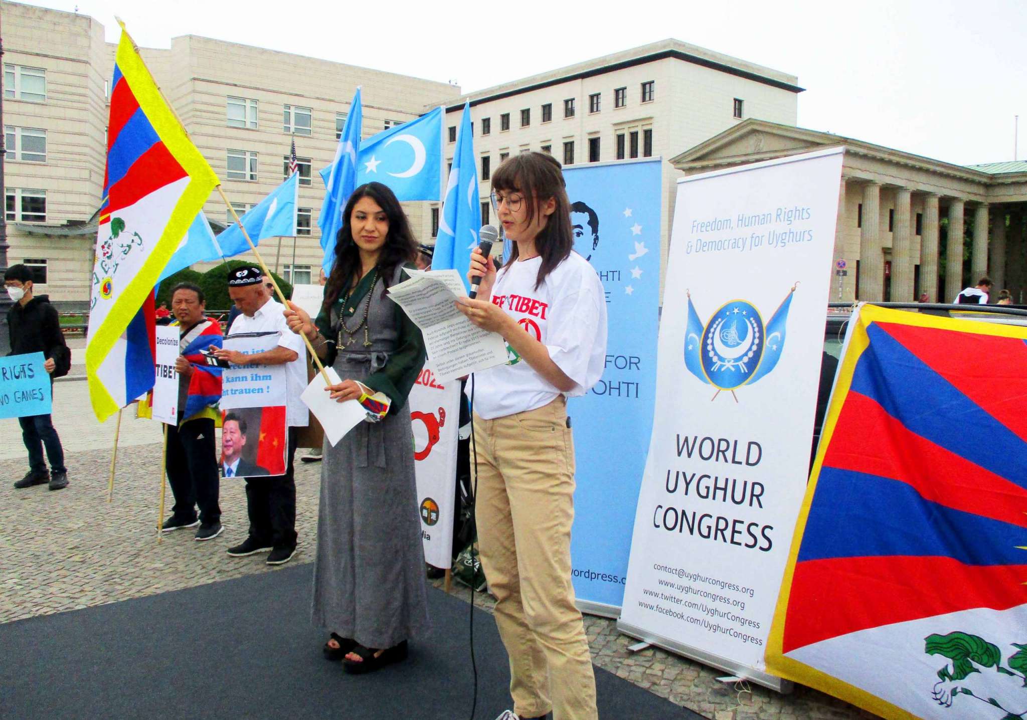Von rechts: Moana Mennicken und Tenzyn Zöchbauer von der Tibetinitiative. Bild:Leh