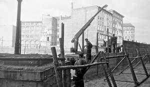 Bau der Berliner Mauer 1961
