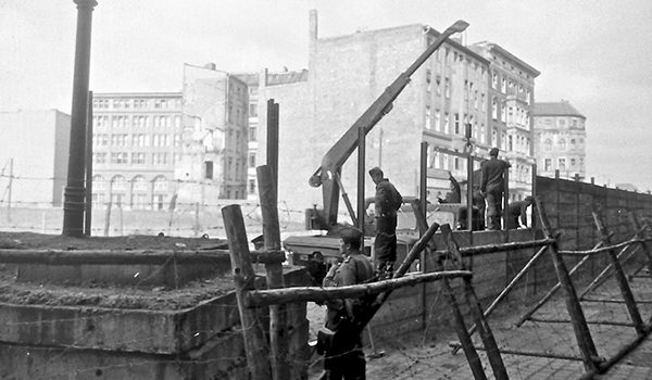 Bau der Berliner Mauer 1961