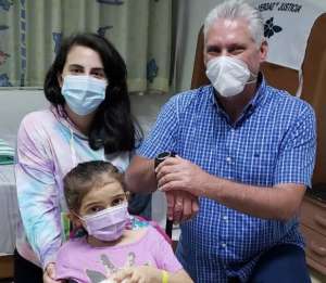 Diaz Canel und uruguayische Frau und Mutter. Bild- Juventud Rebelde