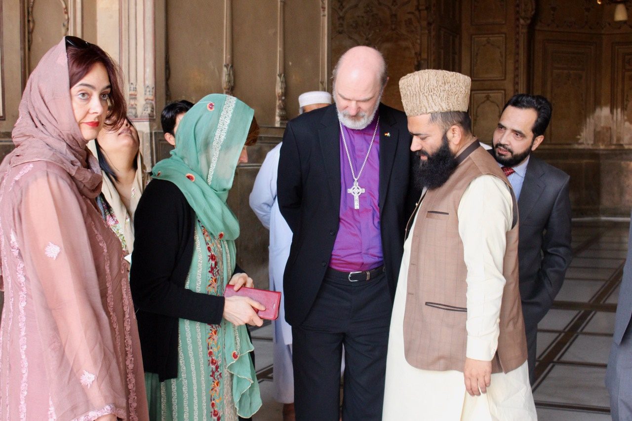 Michaela Koller, Christine und Thomas Schirrmacher gemeinsam mit in der roten Moschee in Lahore