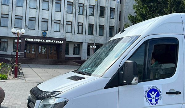 Bild1-Bus-vor-Krankenhaus-Logo-ISHR-