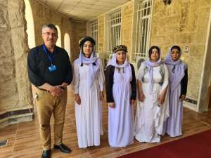 Khalil Al-Rasho mit jesidischen Frauen