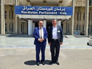 Shekh Zedo Baadri und Khalil Al Rasho vor dem kurdischen Parlament