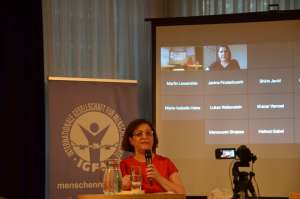 Mina Ahadi beim Iran-Forum der IGFM in München