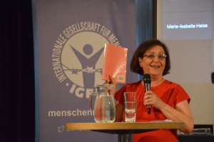 Mina Ahadi beim Iran-Forum der IGFM in München