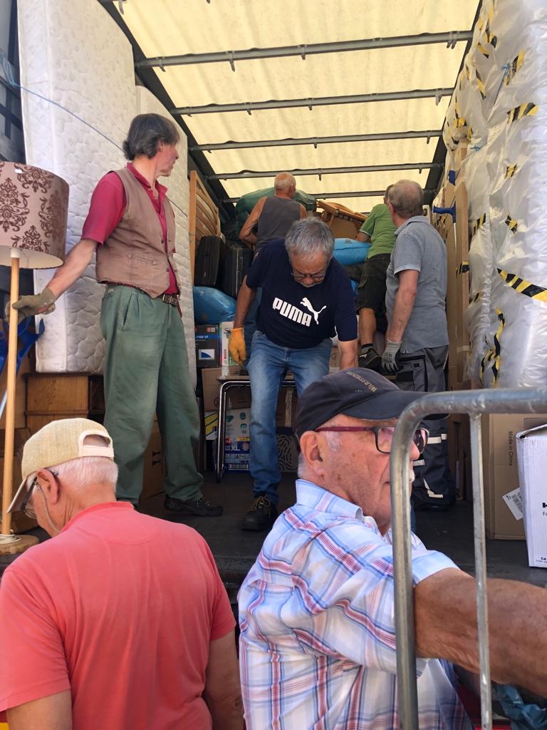 Freiwillige der IGFM Arbeitsgruppe Wittlich verladen die Hilfsgüter