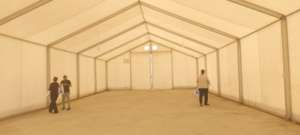 Das Festzelt in Camp Shekhan von innen.