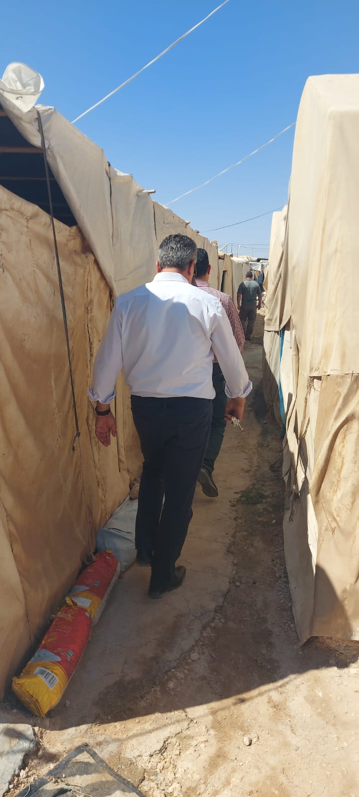 Enge Wege zwischen den Zelten in Camp Sharya