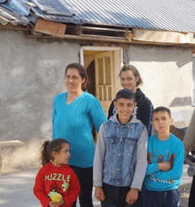 Zu Besuch bei Familie Jenel Bulanca in Nămoloasa. Die idyllische Herbststimmung überdeckt den harten Alltag der Familie, die auf Selbstversorgung setzt und Ziegen und Hühner hält. Der Mann arbeitet als Tagelöhner in der Landwirtschaft.