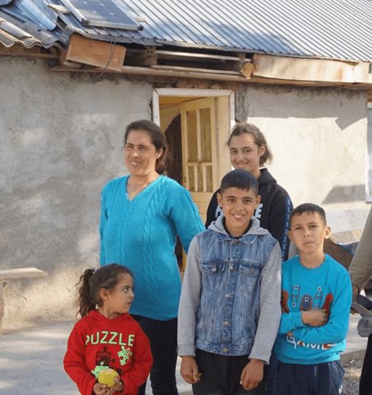 Familie Jenel Bulanca Zu Besuch bei Familie Jenel Bulanca in Nămoloasa. Die idyllische Herbststimmung überdeckt den harten Alltag der Familie, die auf Selbstversorgung setzt und Ziegen und Hühner hält. Der Mann arbeitet als Tagelöhner in der Landwirtschaft.