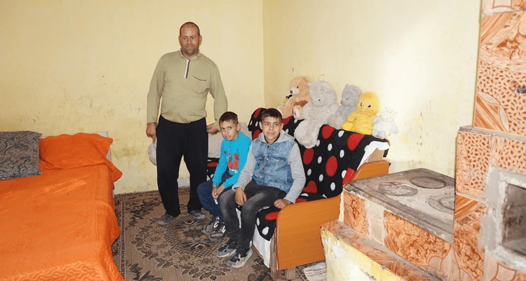 Familie Tiutiu Geordnete Armut bei Familie Tiutiu aus Şuţeşti. Einen Stromanschluss kann sich die Familie nicht leisten, deshalb hat die IGFM ihnen eine Photovoltaikanlage auf 12V-Basis geschenkt. Nur weil Fuldaer Spender für den ältesten Jungen Alin Marian (er fehlt auf dem Bild) die Buskosten übernehmen, kann er die höhere Schule besuchen. Nächstes Jahr wird ihm Madalina folgen.