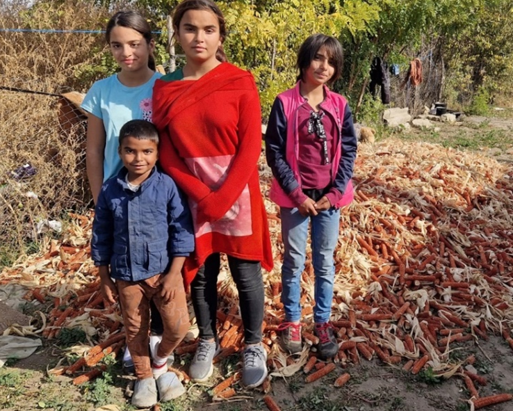 Familie Socol in Valea Canepii Bittere Armut bei Familie Socol in Valea Canepii. Die Kinder haben die Maisgripse im Dorf gesammelt, um im Winter heizen zu können. Geld für Holz kann die Familie nicht aufbringen.