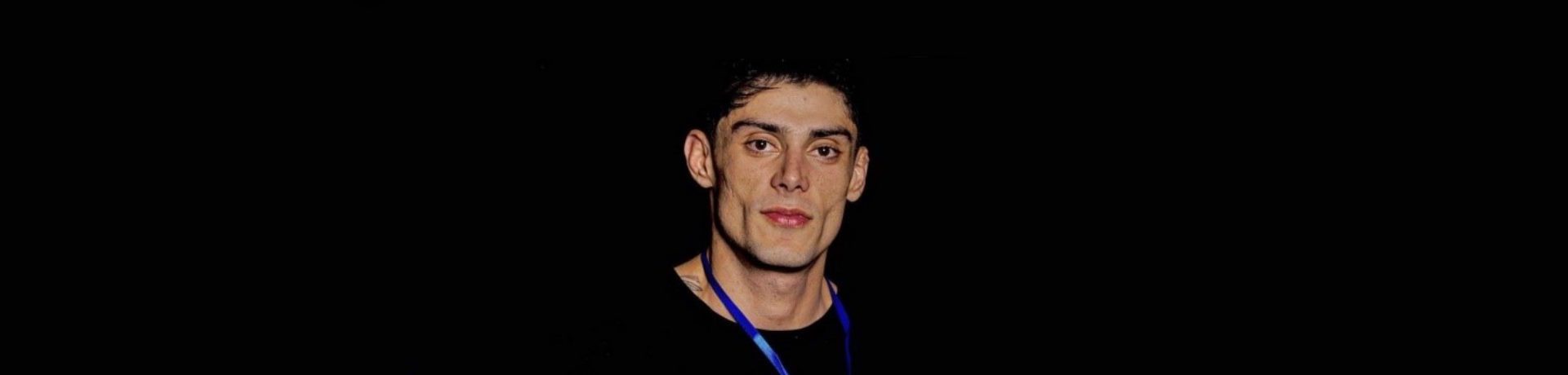 Asoo Yari_1920-1 Der kurdische Bodybuilder wurde höchst wahrscheinlich aufgrund der Absage seiner Teilnahme an die Weltmeisterschaft und Unterstützung der anhaltenden landesweiten Proteste festgenommen. Er wurde am 4. Januar 2023 in seinem Zuhause überfallen und entführt.